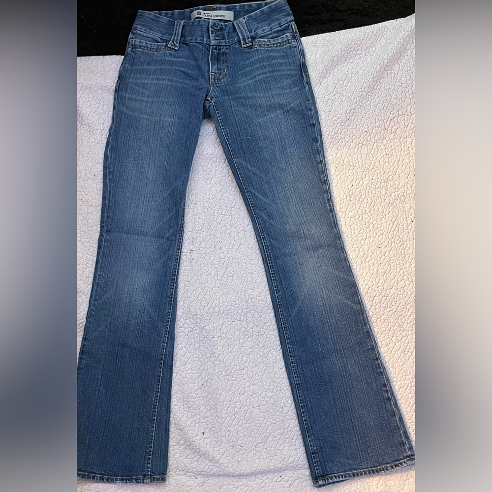 I’m selling these blue jeans low waisted size 000